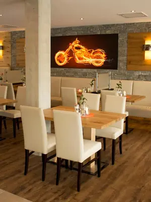 Ein Restaurant oder anderes Speiselokal in der Unterkunft Alpenflair Hotel