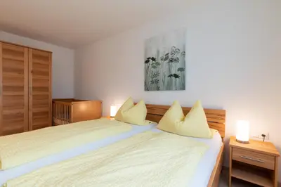 Ein Bett oder Betten in einem Zimmer der Unterkunft Ferienwohnungen Maderhof