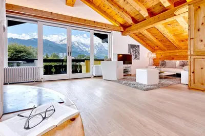 Ein allgemeiner Bergblick oder ein Berglick von der Ferienwohnung aus