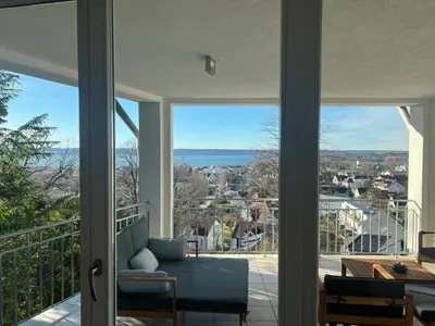 Ein Balkon oder eine Terrasse in der Unterkunft LIBORIA I Villa mit Seeblick 10min vom See