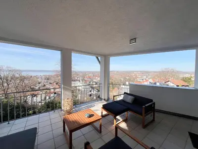 Ein Balkon oder eine Terrasse in der Unterkunft LIBORIA I Villa mit Seeblick 10min vom See