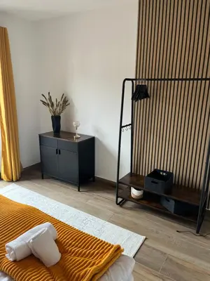 Ein Bett oder Betten in einem Zimmer der Unterkunft UNiQE I 90qm I Bergblick I 3 Balkone I seenah