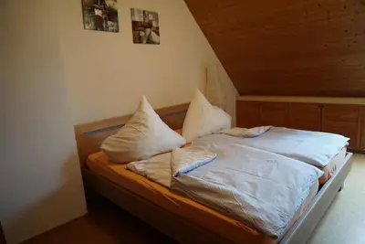 Ein Bett oder Betten in einem Zimmer der Unterkunft Ferienwohnung Ampergarten