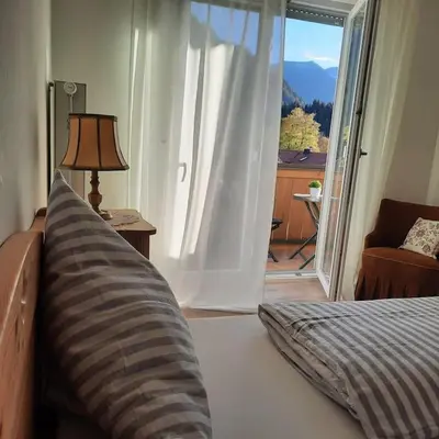 Ein Bett oder Betten in einem Zimmer der Unterkunft Ferienhaus-Ferienwohnung Weitblick mit Garten und malerischem Bergpanorama