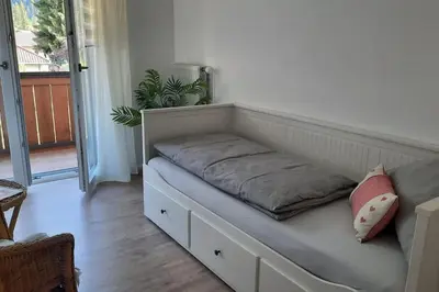 Ein Bett oder Betten in einem Zimmer der Unterkunft Ferienhaus-Ferienwohnung Weitblick mit Garten und malerischem Bergpanorama