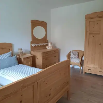 Ein Bett oder Betten in einem Zimmer der Unterkunft Ferienhaus-Ferienwohnung Weitblick mit Garten und malerischem Bergpanorama
