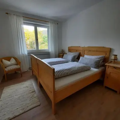 Ein Bett oder Betten in einem Zimmer der Unterkunft Ferienhaus-Ferienwohnung Weitblick mit Garten und malerischem Bergpanorama