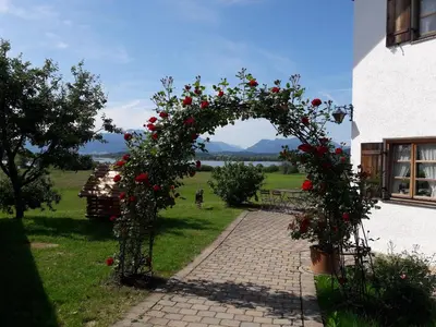 Ein Garten an der Unterkunft See Cafe Toni