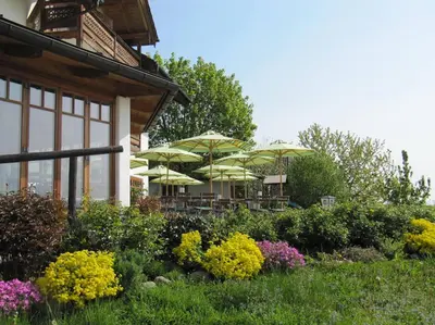 Ein Garten an der Unterkunft See Cafe Toni