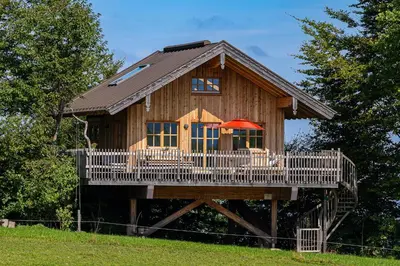 Das Gebäude in dem sich das Ferienhaus befindet