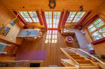 Ein Sitzbereich in der Unterkunft Baumhaus Samerberg