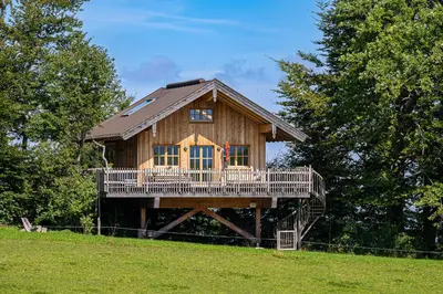 Das Gebäude in dem sich das Ferienhaus befindet