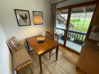 Ein Sitzbereich in der Unterkunft Ferienwohnung Rebensburg