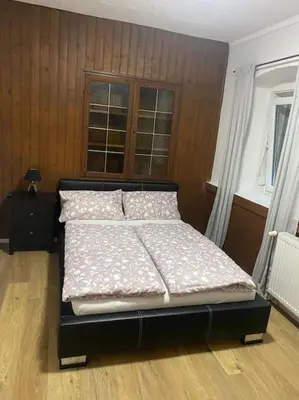 Ein Bett oder Betten in einem Zimmer der Unterkunft Gemütliche Wohnung in Oberbayern