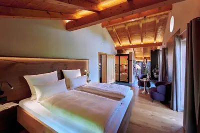 Ein Bett oder Betten in einem Zimmer der Unterkunft ÜbermAlztal Suite