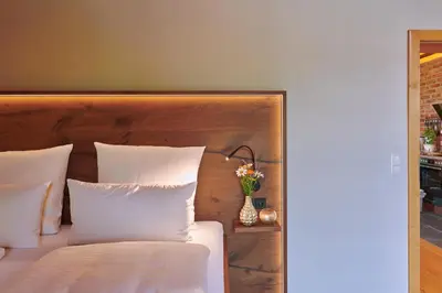 Ein Bett oder Betten in einem Zimmer der Unterkunft ÜbermAlztal Suite