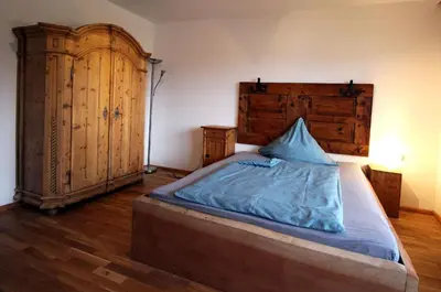 Ein Bett oder Betten in einem Zimmer der Unterkunft Wohnen und Kunst in Albaching