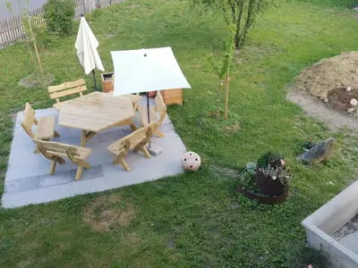 Ein Garten an der Unterkunft Wohnen und Kunst in Albaching