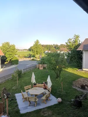 Ein Garten an der Unterkunft Wohnen und Kunst in Albaching
