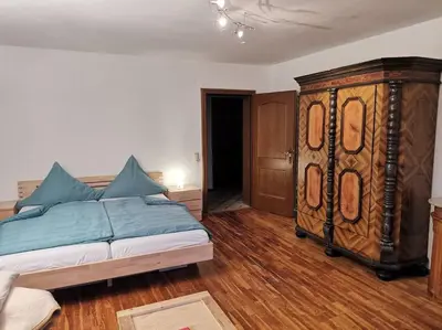 Ein Bett oder Betten in einem Zimmer der Unterkunft Wohnen und Kunst in Albaching