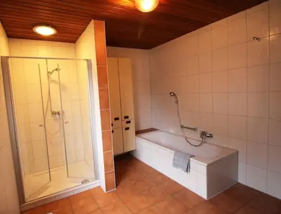 Ein Badezimmer in der Unterkunft Wohnen und Kunst in Albaching