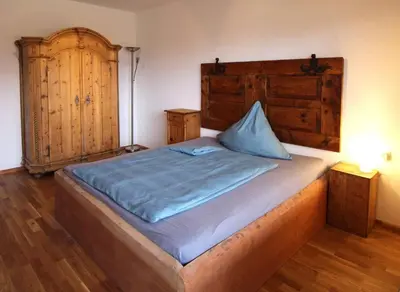 Ein Bett oder Betten in einem Zimmer der Unterkunft Wohnen und Kunst in Albaching