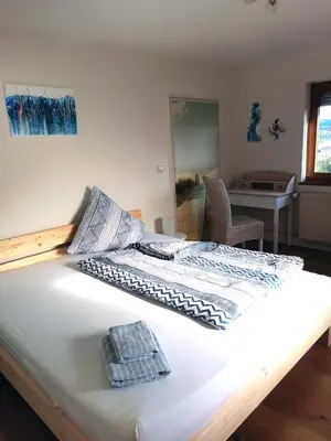 Ein Bett oder Betten in einem Zimmer der Unterkunft InnBlick Ferienwohnungen