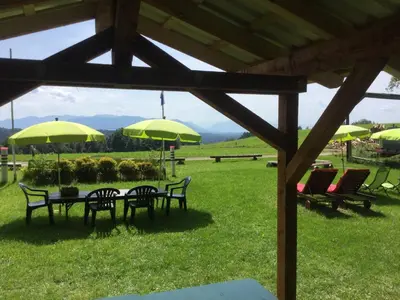 Ein Garten an der Unterkunft Studioatelier am Naturschutzgebiet