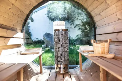 Ein Garten an der Unterkunft Exklusives Design-Apartment & Sauna