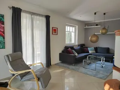 Ein Sitzbereich in der Unterkunft Phantastisches Haus mit Pool direkt in München