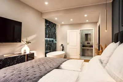 Ein Bett oder Betten in einem Zimmer der Unterkunft NEW LUXUS Suite I TWO Kingbeds I Center
