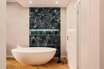 Ein Badezimmer in der Unterkunft NEW LUXUS Suite I TWO Kingbeds I Center