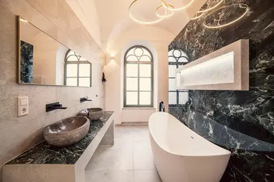Ein Badezimmer in der Unterkunft NEW LUXUS Suite I TWO Kingbeds I Center