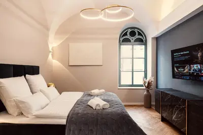Ein Bett oder Betten in einem Zimmer der Unterkunft NEW LUXUS Suite I TWO Kingbeds I Center