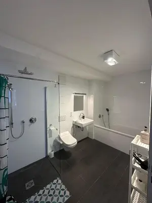Ein Badezimmer in der Unterkunft Al Nafurah Apartments
