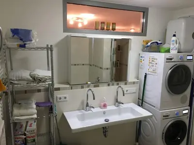 Ein Badezimmer in der Unterkunft Bright by Trade Fair ICM 15 min direct to City Center 2-BedRoom full 2-BathRoom, free Parking, Balcony, Family and Business friendly