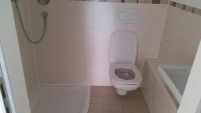 Ein Badezimmer in der Unterkunft Bright by Trade Fair ICM 15 min direct to City Center 2-BedRoom full 2-BathRoom, free Parking, Balcony, Family and Business friendly