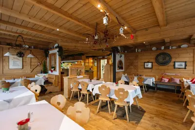 Ein Restaurant oder anderes Speiselokal in der Unterkunft Landhotel Gasthof Drexler GbR