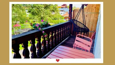 Ein Balkon oder eine Terrasse in der Unterkunft Berghupferl-Alm mit Wellnessoase im Garten