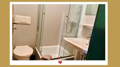 Ein Badezimmer in der Unterkunft Berghupferl-Alm mit Wellnessoase im Garten