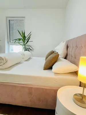 Ein Bett oder Betten in einem Zimmer der Unterkunft Moderne Wohnung 100 m2 mit Büro und Terrasse