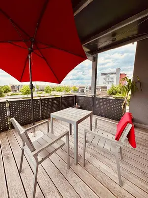Ein Balkon oder eine Terrasse in der Unterkunft Moderne Wohnung 100 m2 mit Büro und Terrasse