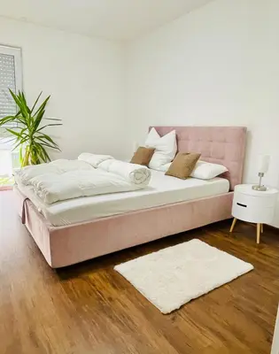Ein Bett oder Betten in einem Zimmer der Unterkunft Moderne Wohnung 100 m2 mit Büro und Terrasse