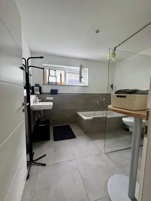 Ein Badezimmer in der Unterkunft Moderne Wohnung 100 m2 mit Büro und Terrasse