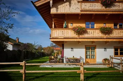 Ein Balkon oder eine Terrasse in der Unterkunft Ferienwohnungen Bergbleamal