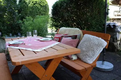 Ein Sitzbereich in der Unterkunft Steingaden-Urspring Ferienwohnung Bergzeit im Fuchsbau