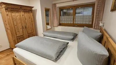 Ein Sitzbereich in der Unterkunft Steingaden-Urspring Ferienwohnung Bergzeit im Fuchsbau