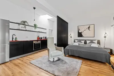 Ein Bett oder Betten in einem Zimmer der Unterkunft Stylish Tiny City House