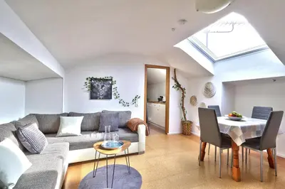 Ein Sitzbereich in der Unterkunft Bezaubernde Ferienwohnung nahe des Kloster Andechs