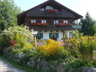 Ein Garten an der Unterkunft Landhaus Caesar - Hotel Garni